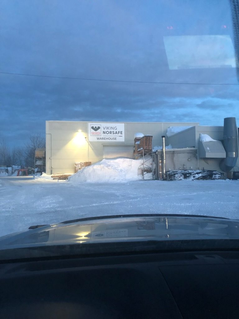 Ryddet plass foran lagerbygg i Arendal