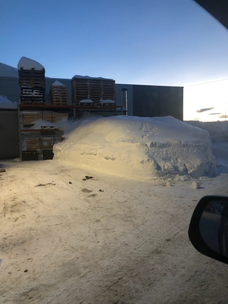 Opprydding rundt telthall om natten